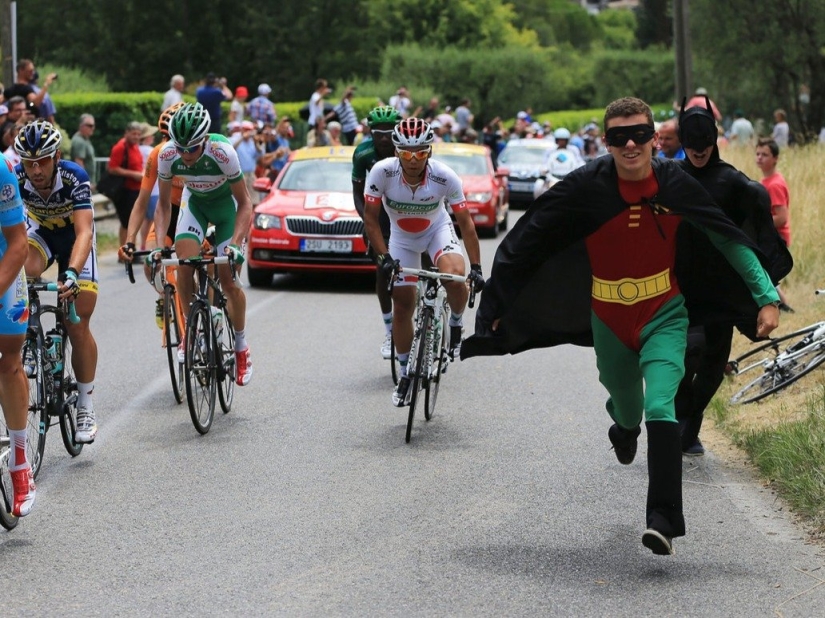 17 inexplicable photos of Tour de France fans. You must see these peppers!