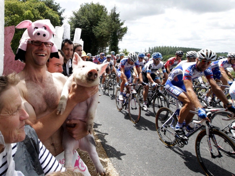 17 inexplicable photos of Tour de France fans. You must see these peppers!