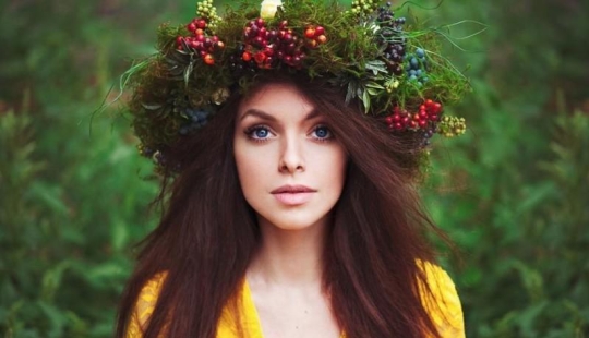 20 chicas increíbles con coronas de flores