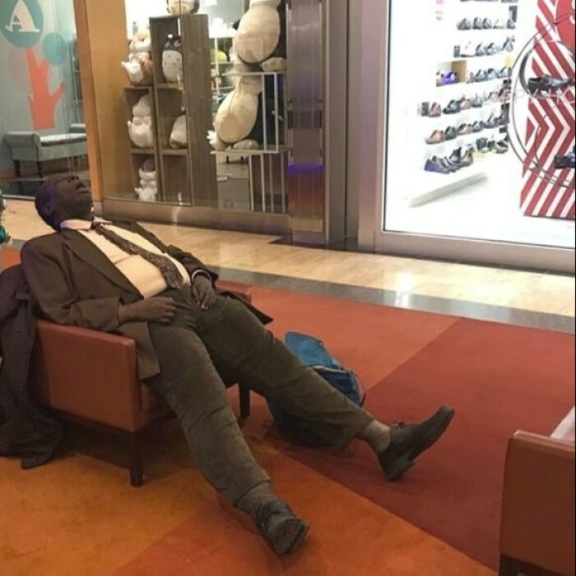 20 Times People Spotted Men Having A Miserable Time While Shopping And Just Had To Take A Pic