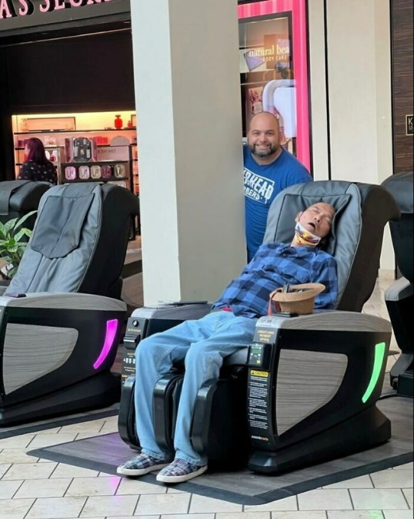 20 Times People Spotted Men Having A Miserable Time While Shopping And Just Had To Take A Pic