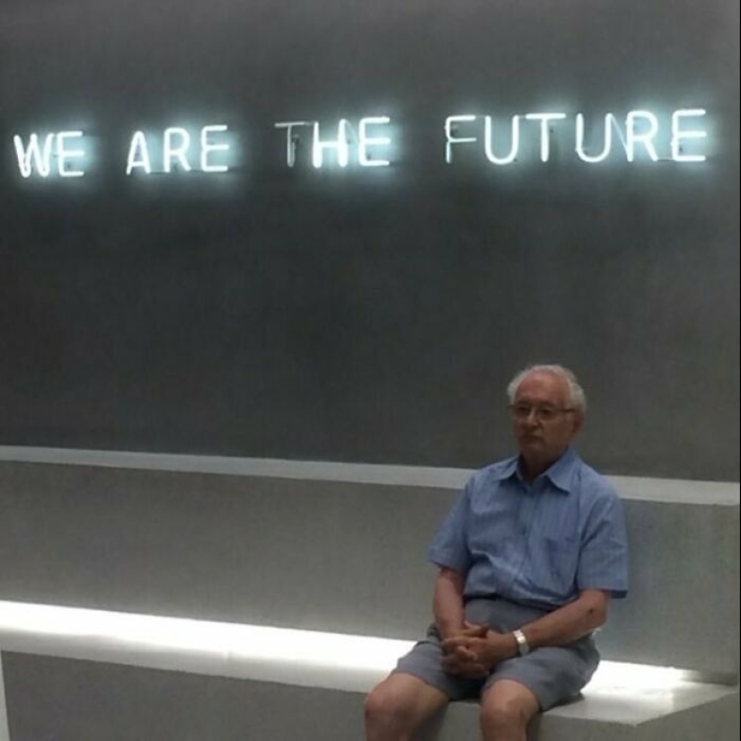 20 Times People Spotted Men Having A Miserable Time While Shopping And Just Had To Take A Pic