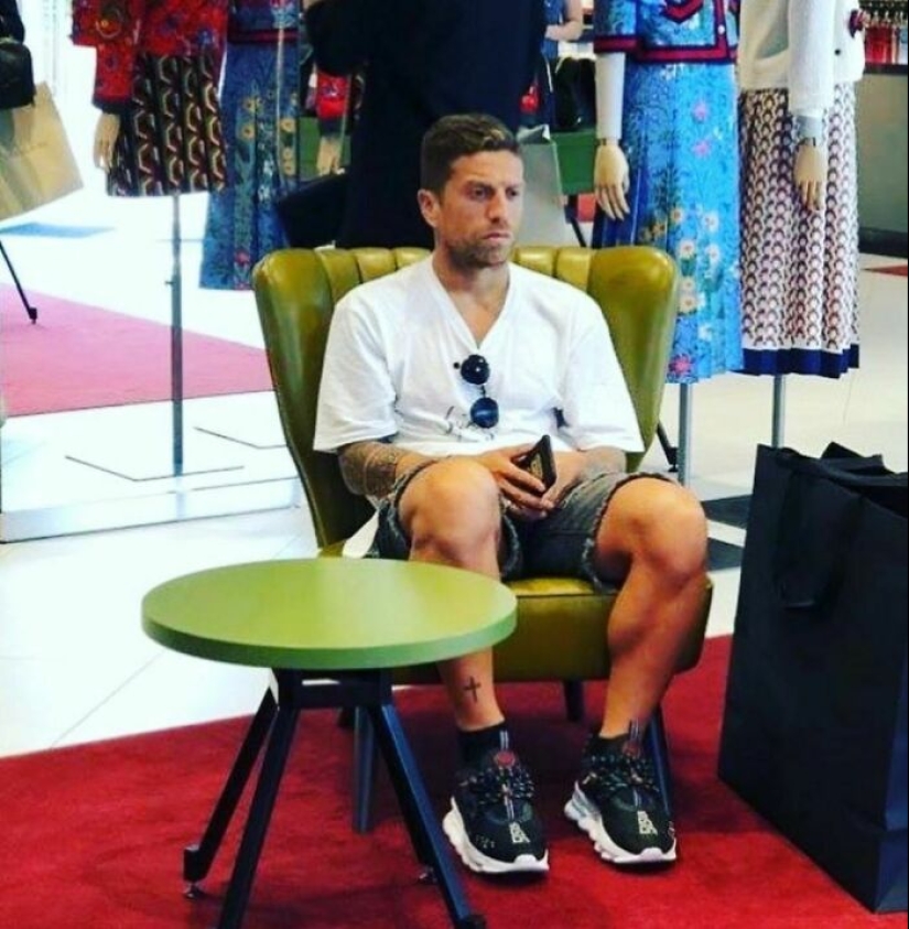 20 Times People Spotted Men Having A Miserable Time While Shopping And Just Had To Take A Pic