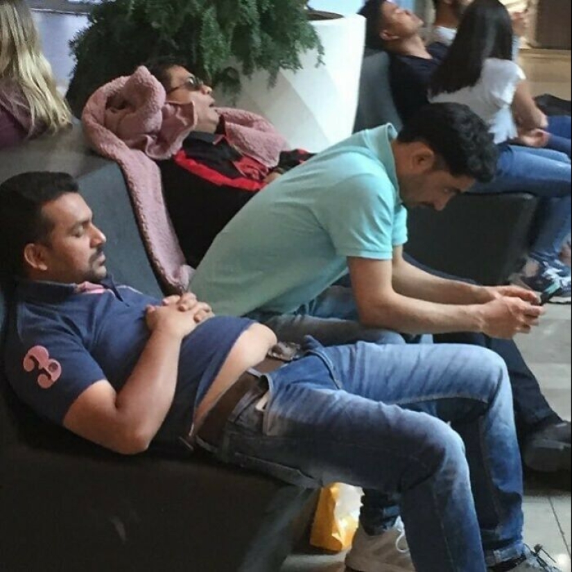 20 Times People Spotted Men Having A Miserable Time While Shopping And Just Had To Take A Pic