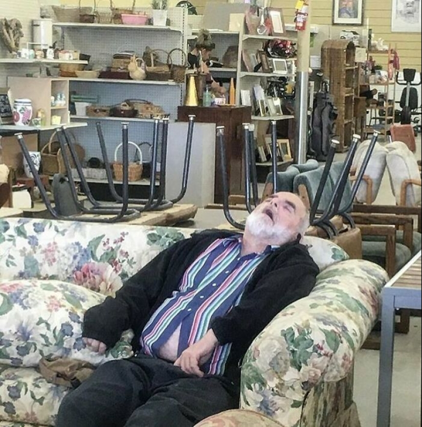 20 Times People Spotted Men Having A Miserable Time While Shopping And Just Had To Take A Pic