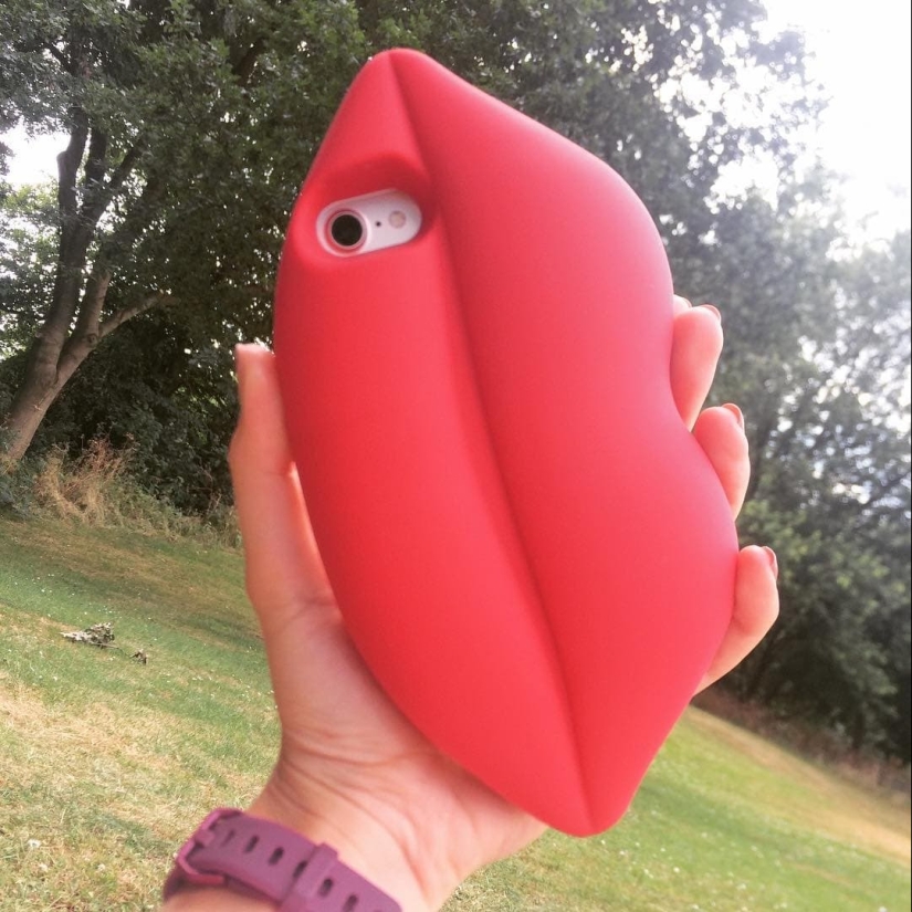 22 photos of unusual phone cases that attract the eye