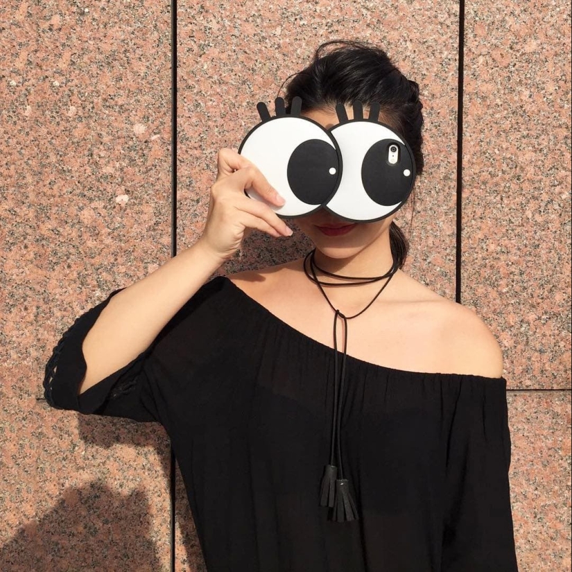 22 photos of unusual phone cases that attract the eye
