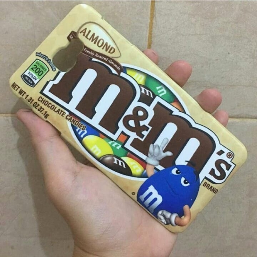 22 photos of unusual phone cases that attract the eye