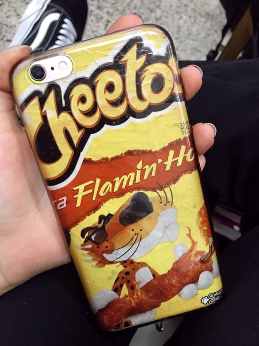 22 photos of unusual phone cases that attract the eye