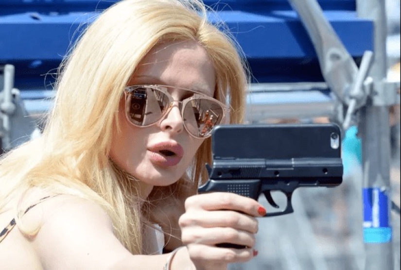 22 photos of unusual phone cases that attract the eye