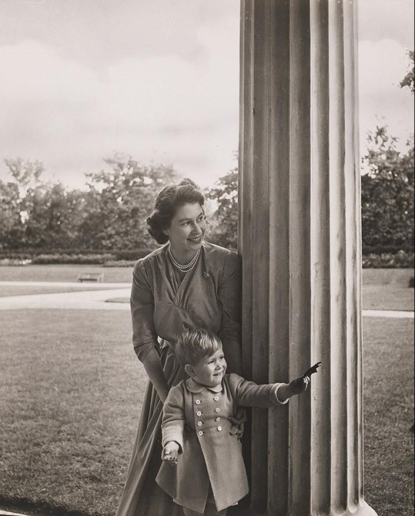 30 archival childhood photos of the British royal family