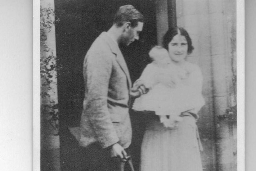 30 archival childhood photos of the British royal family