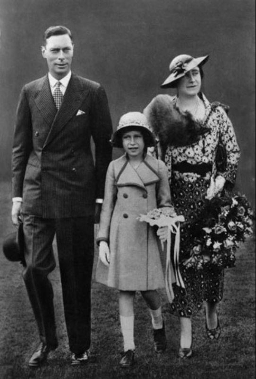 30 archival childhood photos of the British royal family