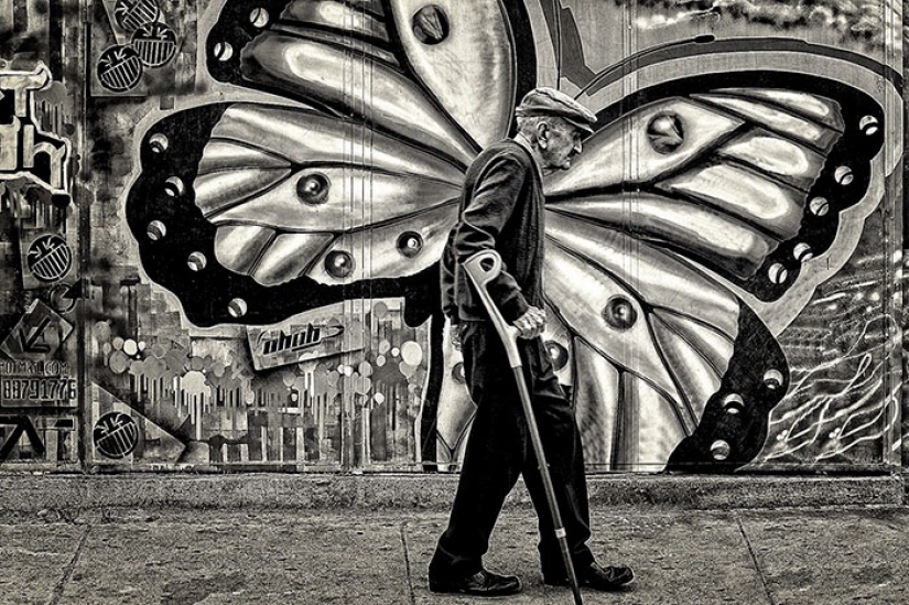 30 frames of street photography with a perfectly chosen moment