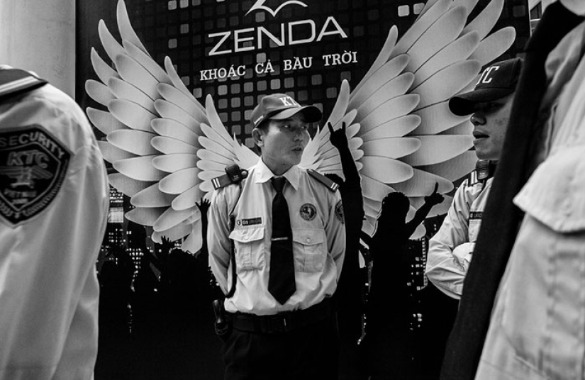 30 frames of street photography with a perfectly chosen moment