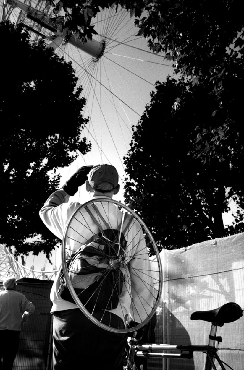 30 frames of street photography with a perfectly chosen moment