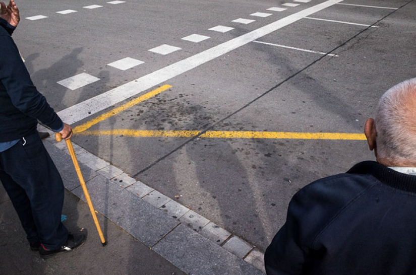 30 frames of street photography with a perfectly chosen moment