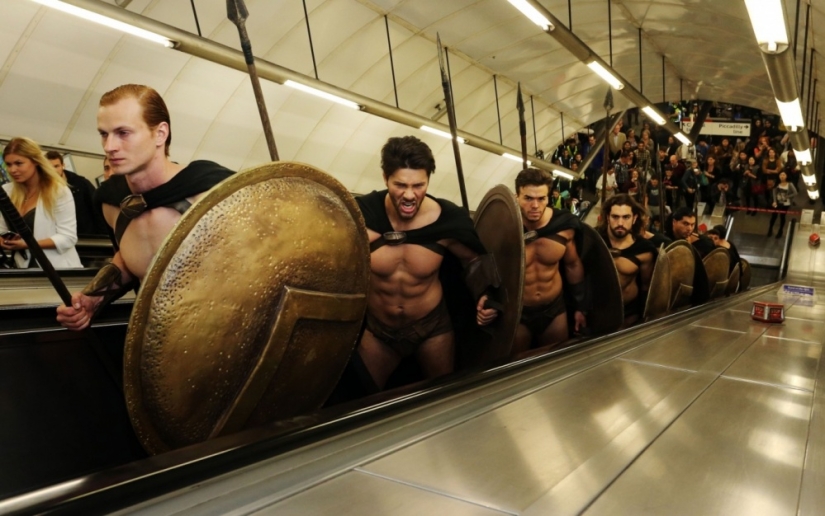300 espartanos en el metro de Londres: el flash mob más genial 300 espartanos en el metro de Londres: el flash mob más genial