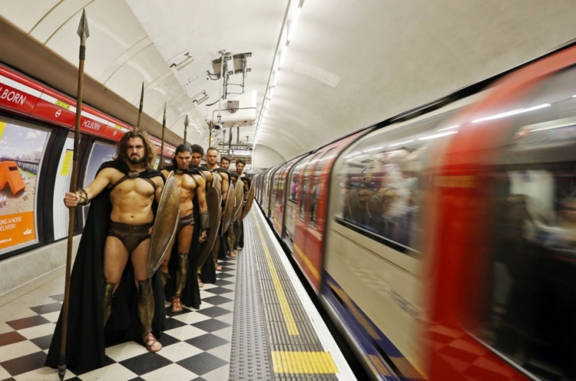300 espartanos en el metro de Londres: el flash mob más genial 300 espartanos en el metro de Londres: el flash mob más genial