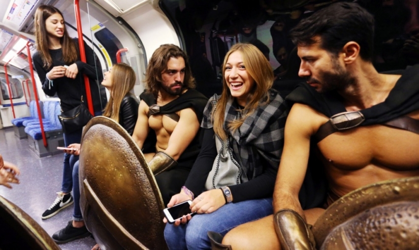 300 espartanos en el metro de Londres: el flash mob más genial 300 espartanos en el metro de Londres: el flash mob más genial