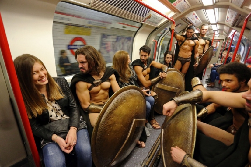 300 espartanos en el metro de Londres: el flash mob más genial 300 espartanos en el metro de Londres: el flash mob más genial