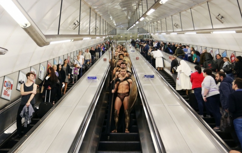 300 Spartans in the London Underground - the coolest flash mob