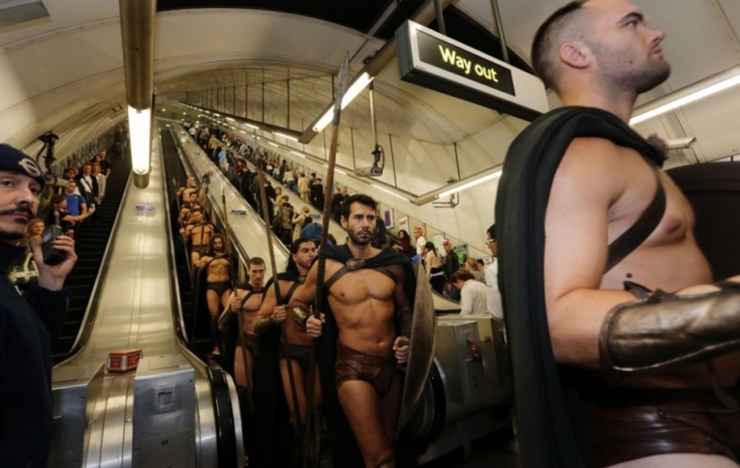 300 Spartans in the London Underground - the coolest flash mob