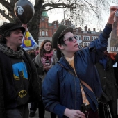 'La vieja bruja está muerta' mientras los manifestantes en Gran Bretaña celebran la muerte de Margaret Thatcher