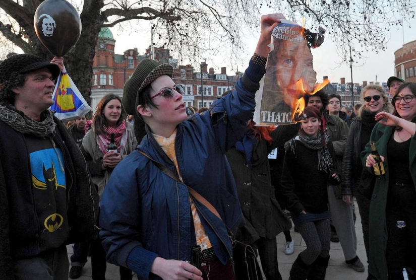 'La vieja bruja está muerta' mientras los manifestantes en Gran Bretaña celebran la muerte de Margaret Thatcher 'La vieja bruja está muerta' mientras los manifestantes en Gran Bretaña celebran la muerte de Margaret Thatcher