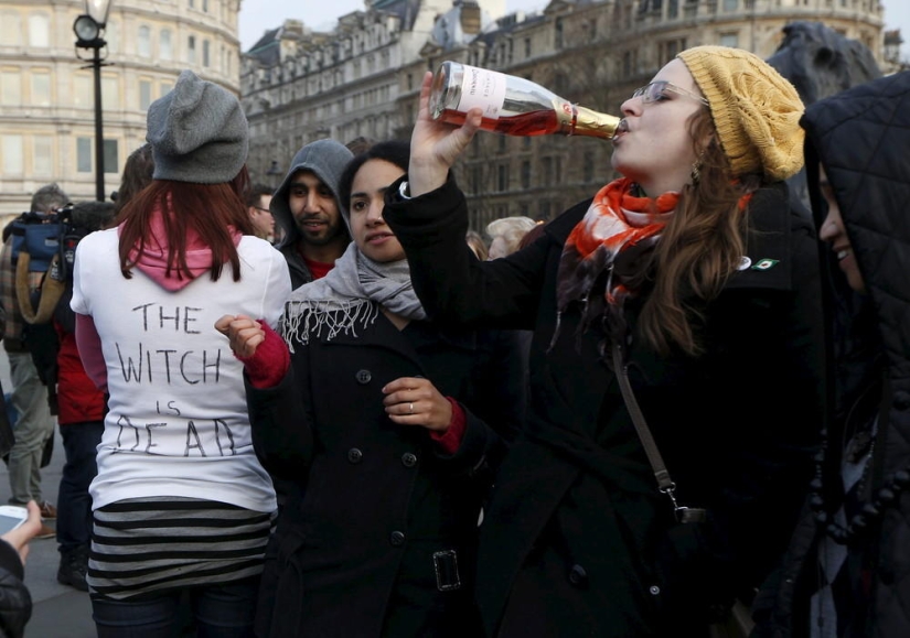 'La vieja bruja está muerta' mientras los manifestantes en Gran Bretaña celebran la muerte de Margaret Thatcher 'La vieja bruja está muerta' mientras los manifestantes en Gran Bretaña celebran la muerte de Margaret Thatcher