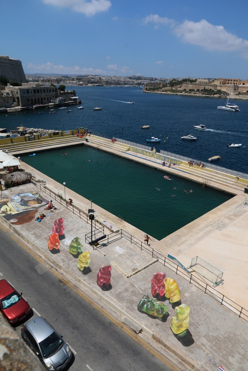 3D bears on the waterfront of Malta - and one of them is dead