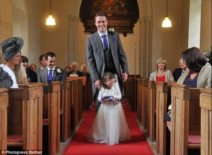 4-year-old paralyzed girl was able to walk the bride to the altar 4-year-old paralyzed girl was able to walk the bride to the altar
