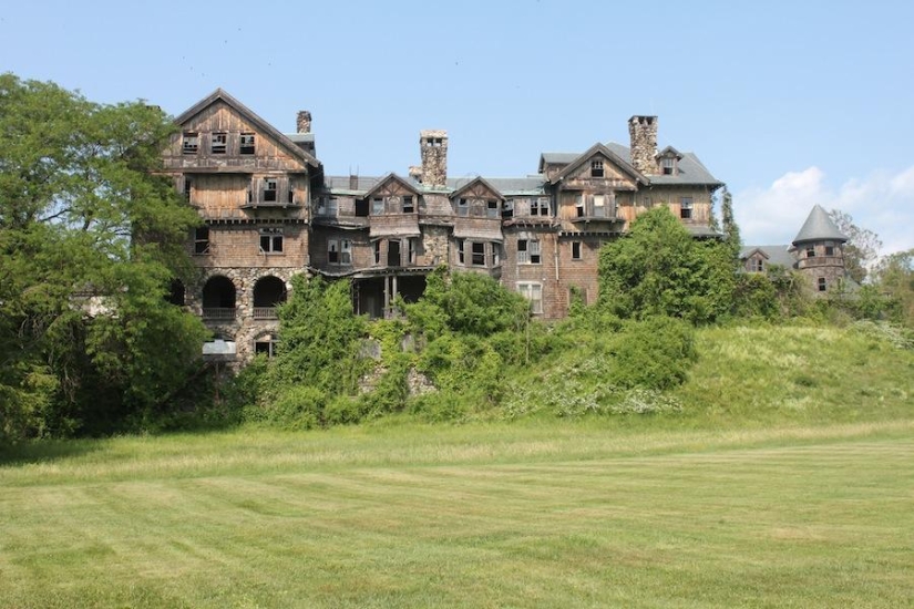 7 Stunning Abandoned Castles We Dream Of Going To