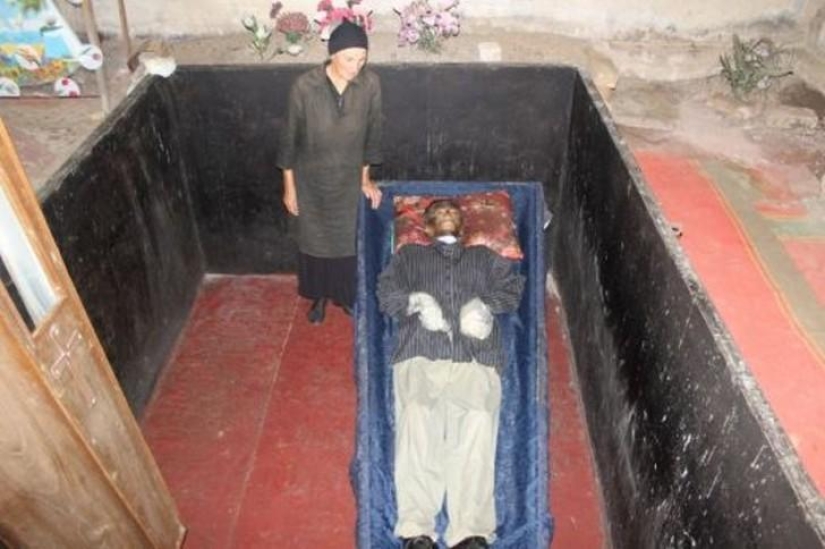 8 personas que vivieron con sus familiares muertos durante años 8 personas que vivieron con sus familiares muertos durante años