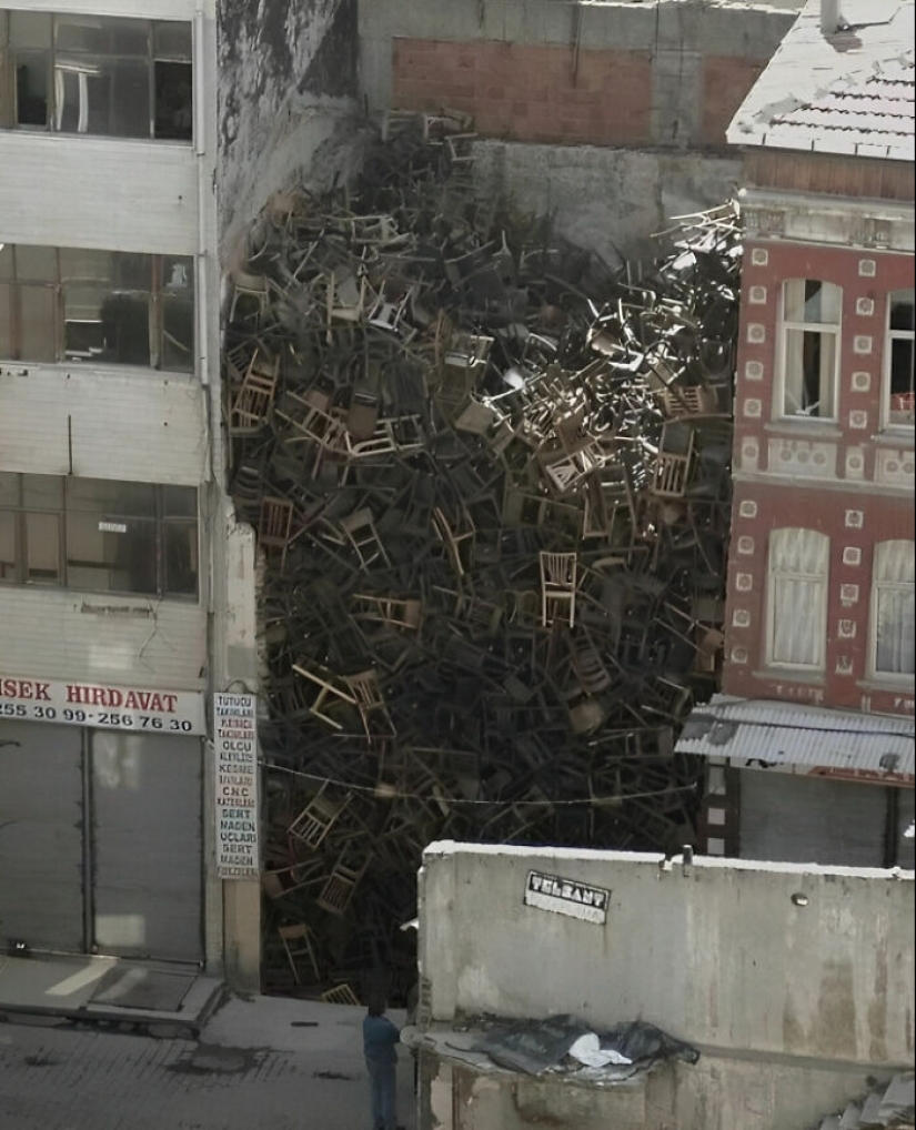 8 Pics That Raise More Questions Than Answers, Posted By “Images That Need More Context” (Part2) 8 Pics That Raise More Questions Than Answers, Posted By “Images That Need More Context” (Part2)