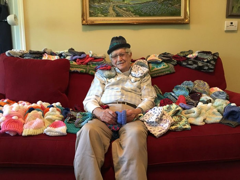 86-year-old grandfather learned to knit and makes hats for premature babies 86-year-old grandfather learned to knit and makes hats for premature babies