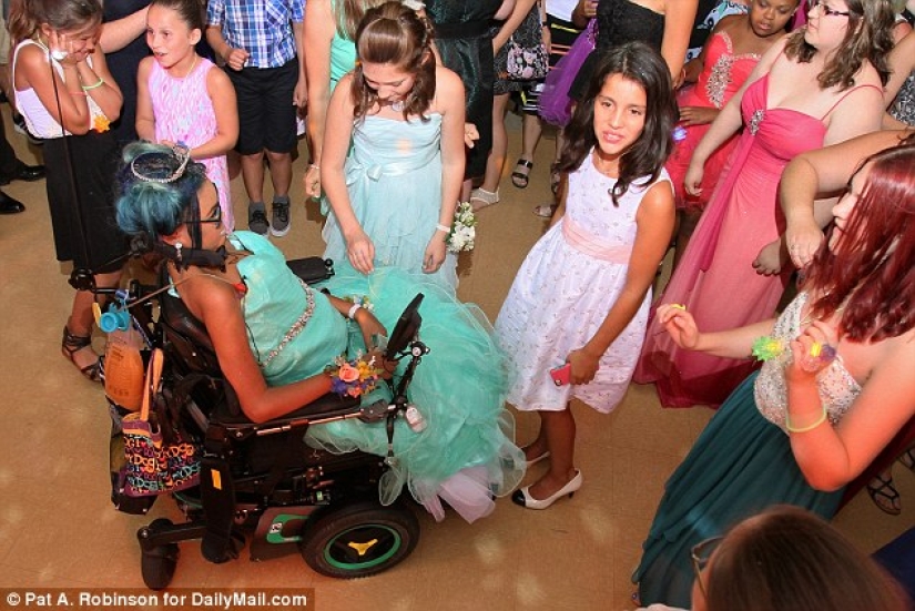 A 14-year-old terminally ill girl was chosen as the queen of the ball, fulfilling her last wish A 14-year-old terminally ill girl was chosen as the queen of the ball, fulfilling her last wish