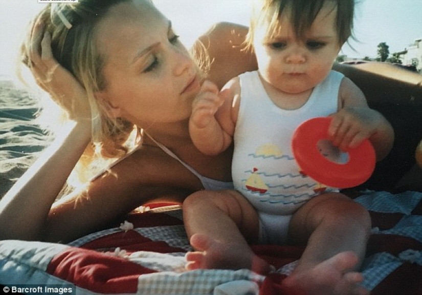 A 39-year-old housewife is saving up for a fourth breast plastic surgery, and her children are teased for candid photos of their mother A 39-year-old housewife is saving up for a fourth breast plastic surgery, and her children are teased for candid photos of their mother