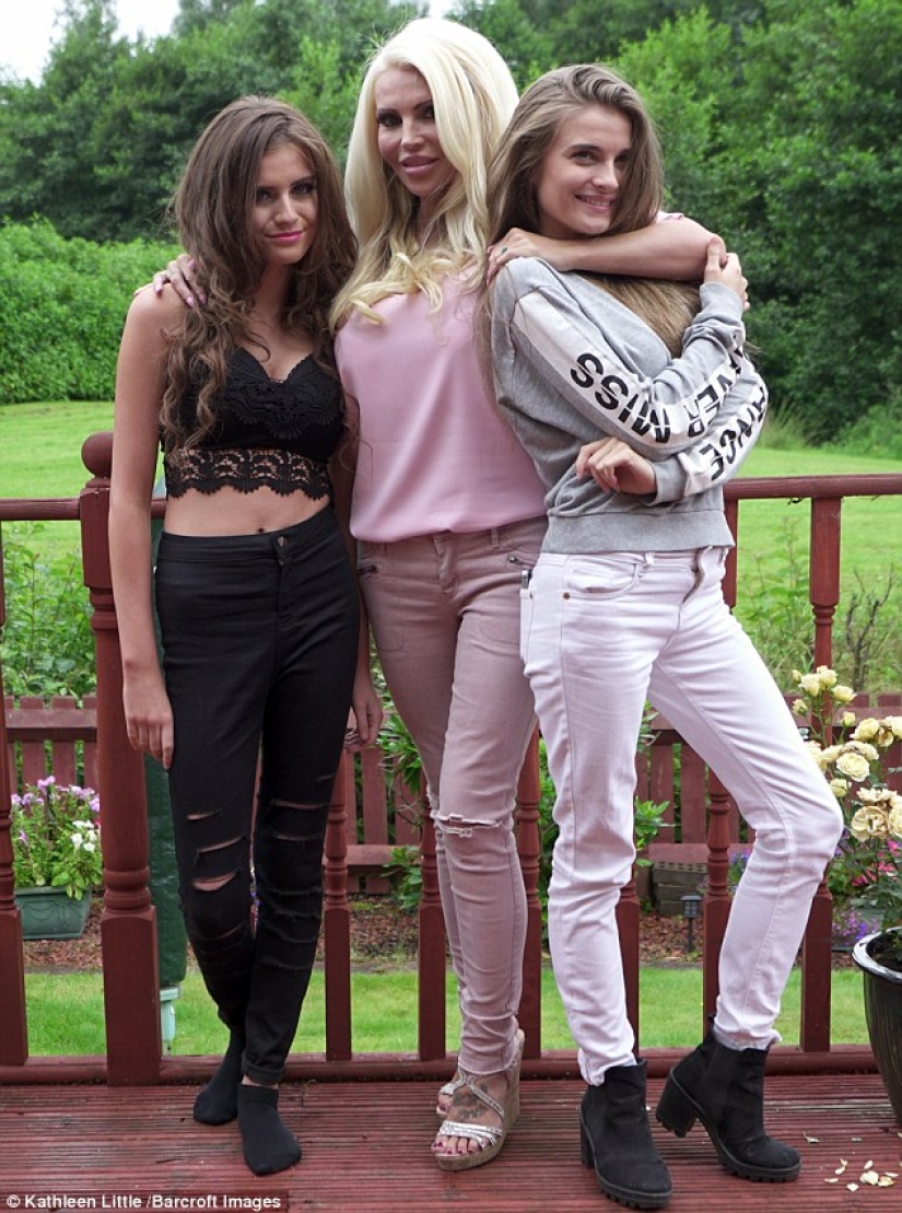 A 39-year-old housewife is saving up for a fourth breast plastic surgery, and her children are teased for candid photos of their mother A 39-year-old housewife is saving up for a fourth breast plastic surgery, and her children are teased for candid photos of their mother