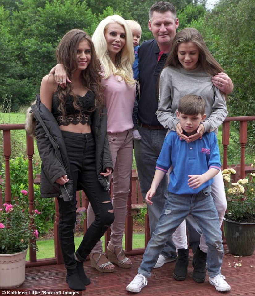 A 39-year-old housewife is saving up for a fourth breast plastic surgery, and her children are teased for candid photos of their mother A 39-year-old housewife is saving up for a fourth breast plastic surgery, and her children are teased for candid photos of their mother