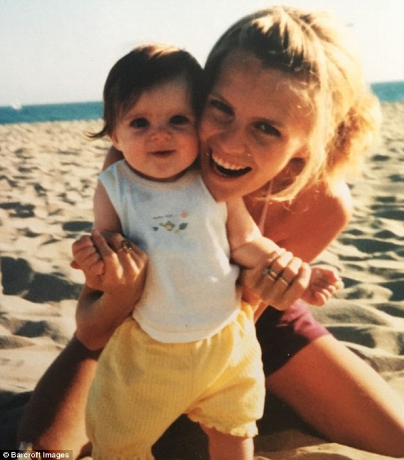 A 39-year-old housewife is saving up for a fourth breast plastic surgery, and her children are teased for candid photos of their mother A 39-year-old housewife is saving up for a fourth breast plastic surgery, and her children are teased for candid photos of their mother