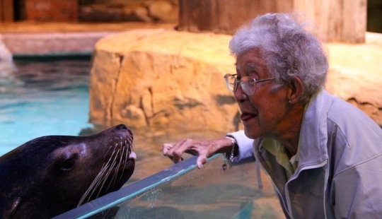 A 91-year-old grandmother who refused cancer treatment and chose to travel has died