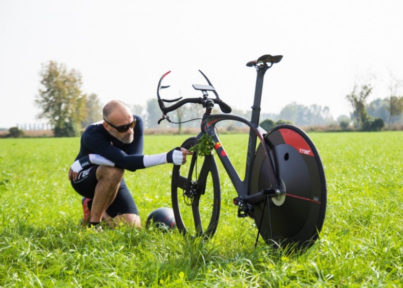 A bike that accelerates to 30 km/h in three pedal strokes A bike that accelerates to 30 km/h in three pedal strokes