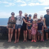 A British man with the help of a photo tells how bad it is for him in the Canaries without his girlfriend