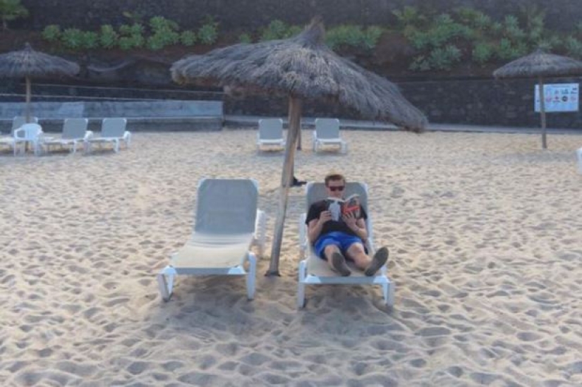 A British man with the help of a photo tells how bad it is for him in the Canaries without his girlfriend