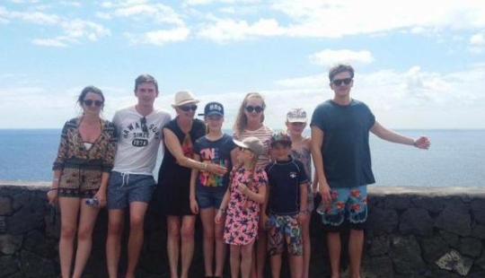 A British man with the help of a photo tells how bad it is for him in the Canaries without his girlfriend