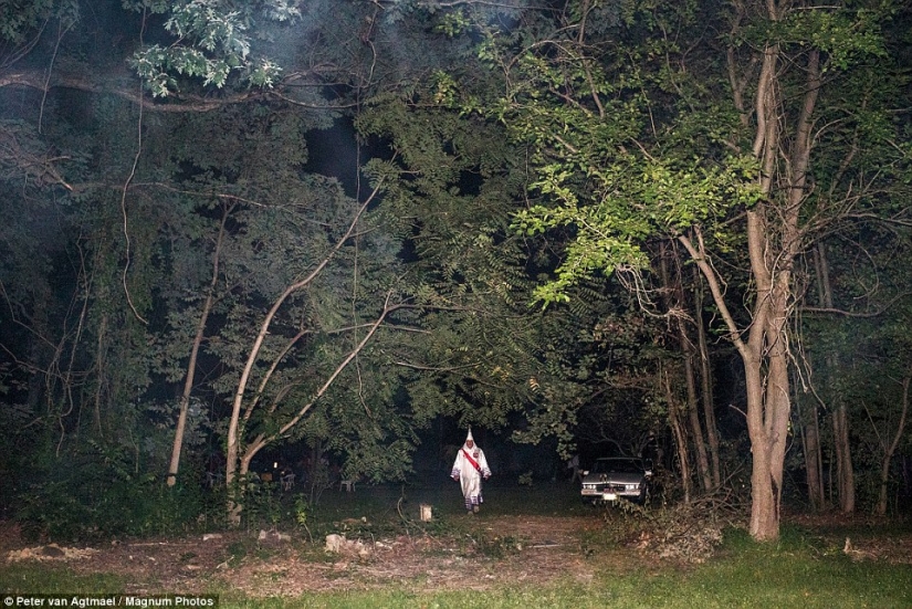 A Broken America: A war photographer captures poverty, racism and violence in his native country A Broken America: A war photographer captures poverty, racism and violence in his native country