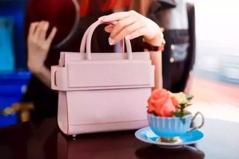 A Chinese woman sold 100 Mini Cooper cars at a price of 42 thousand dollars in 5 minutes