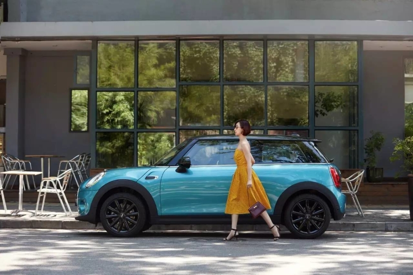 A Chinese woman sold 100 Mini Cooper cars at a price of 42 thousand dollars in 5 minutes