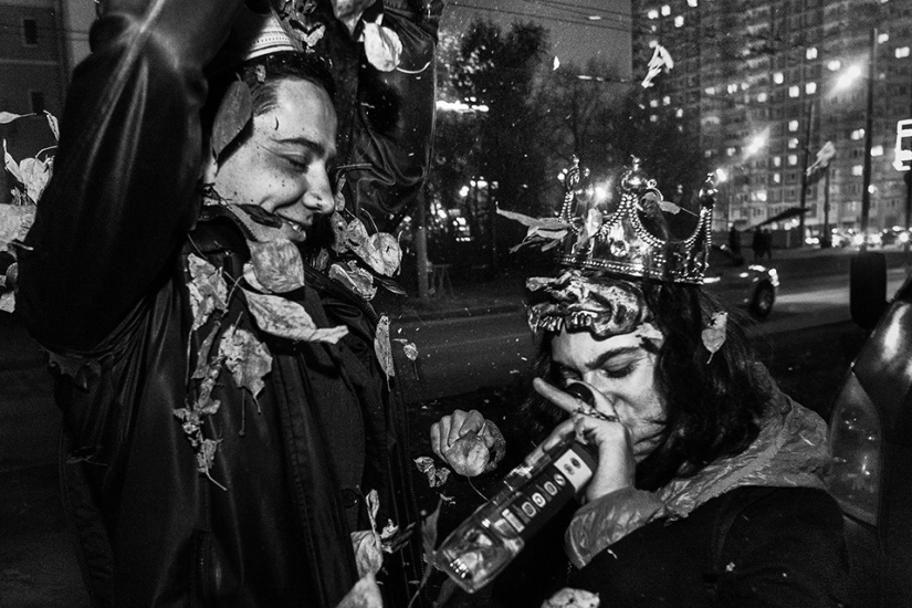 A collective portrait of a generation that is forced to live one day at a time